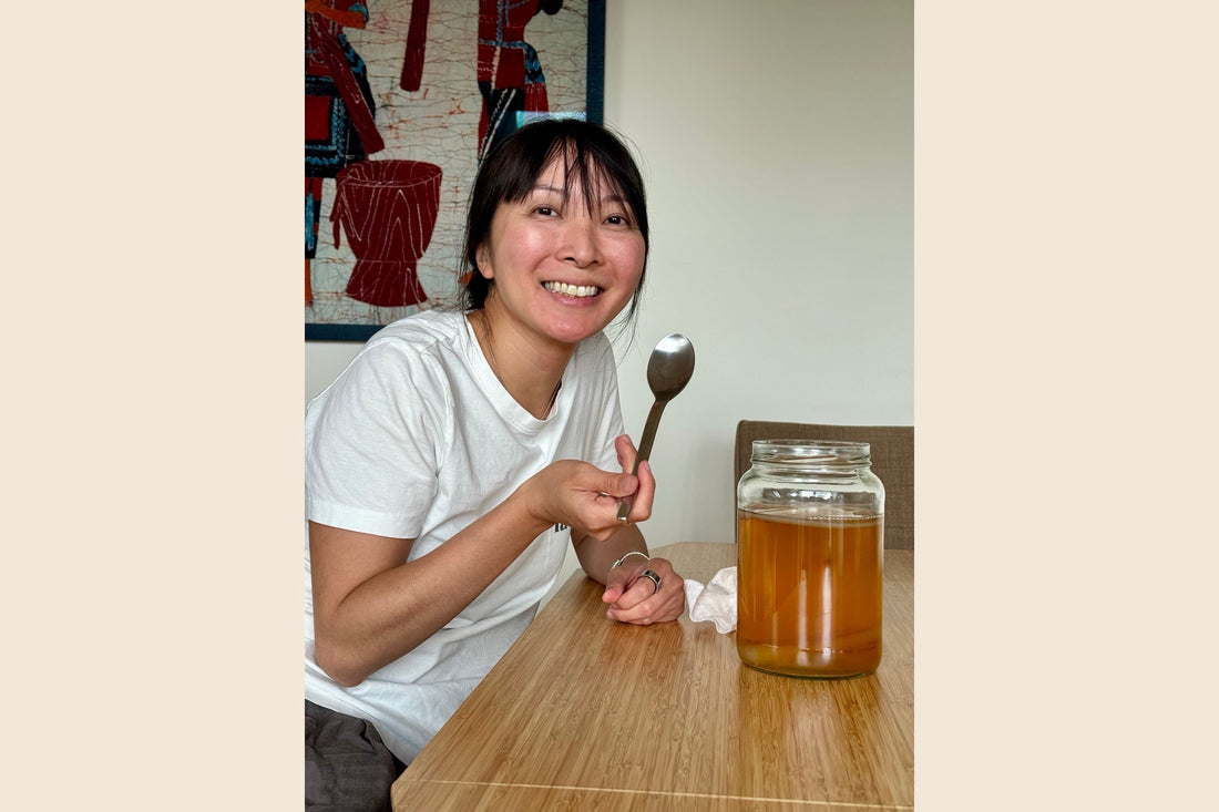  Wei-wei von Kombude zu Hause mit einem Glas selbst gebrautem Kombucha